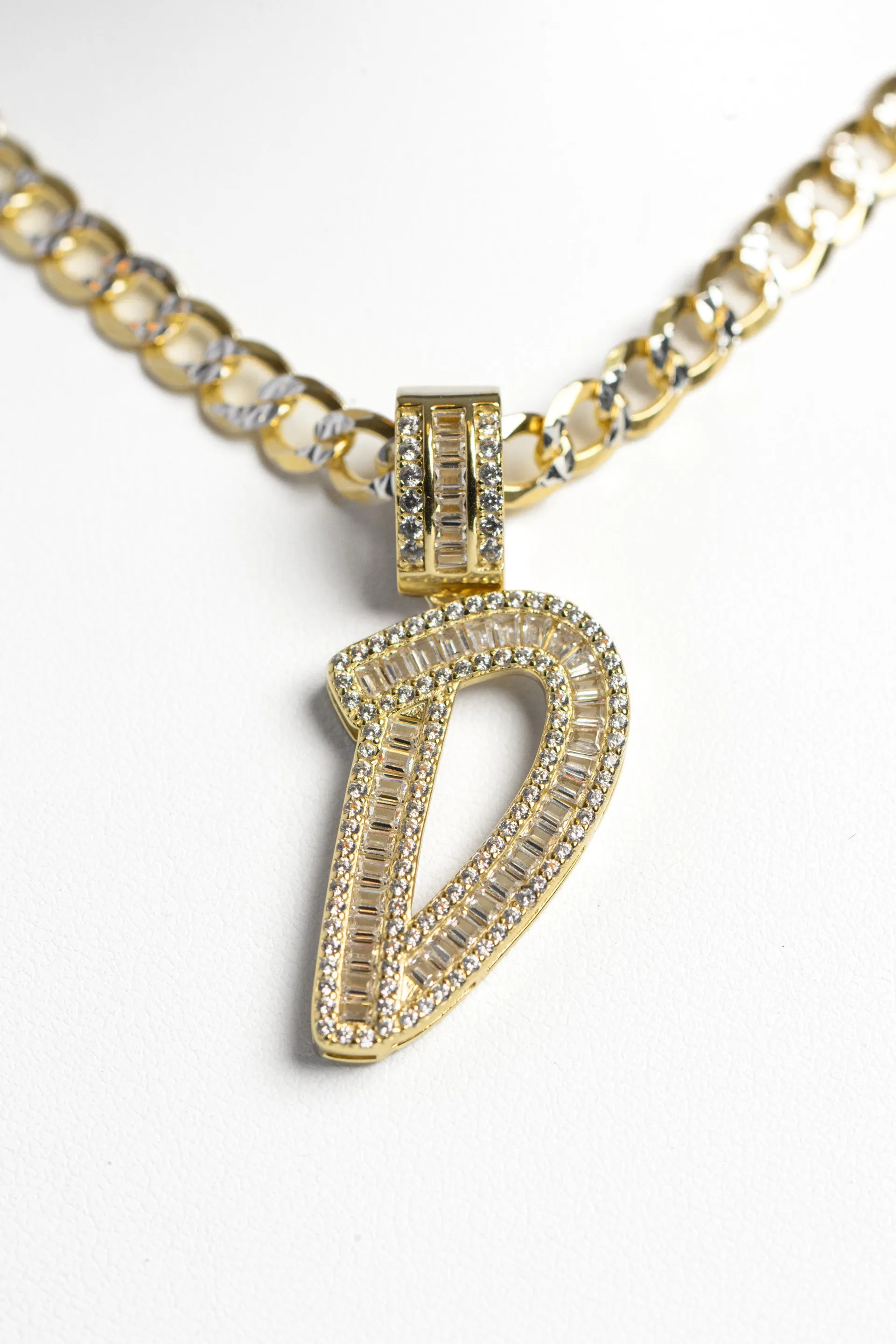 Cadena cubana con corte tipo diamante + letra D diamond