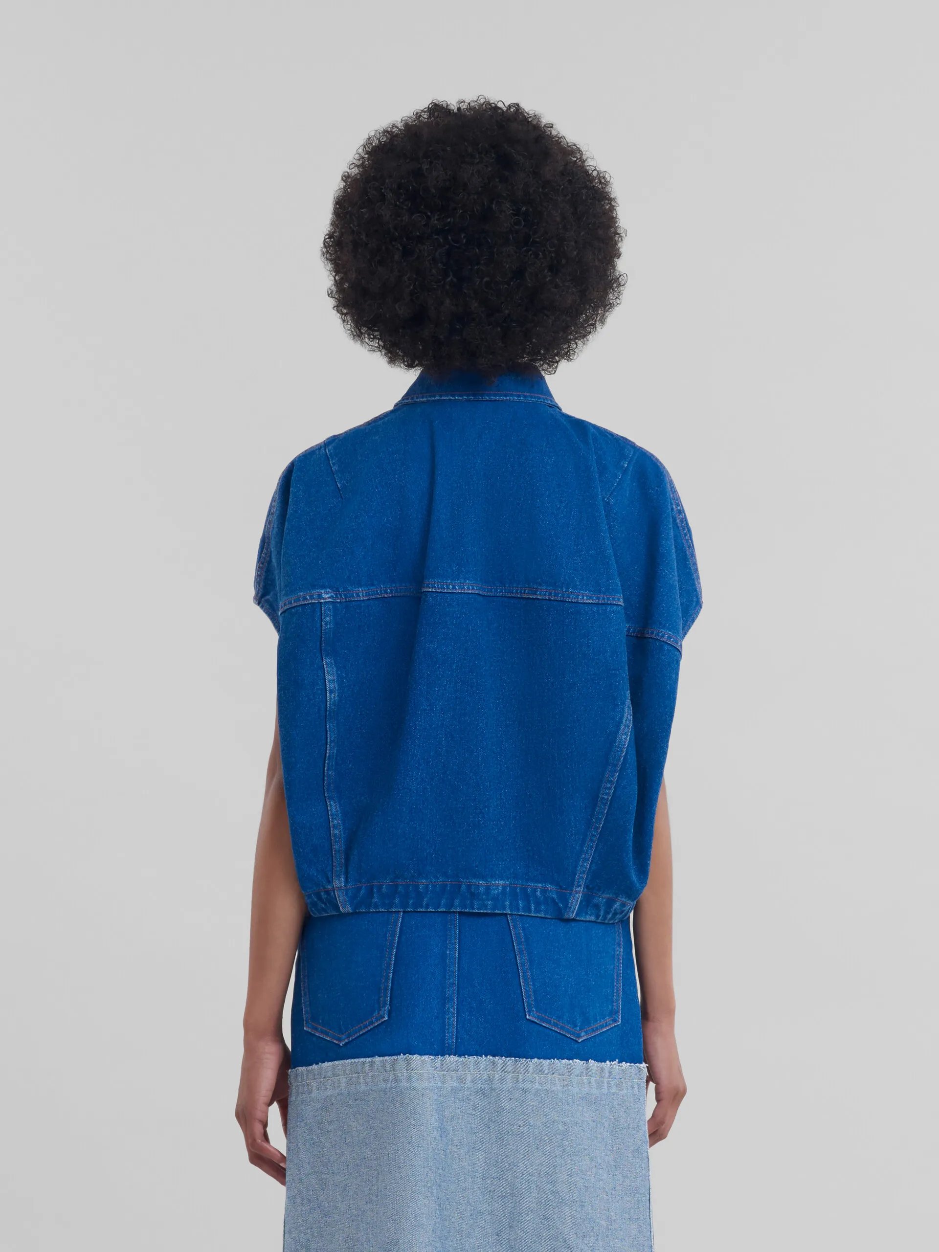 Chaqueta de manga corta azul de denim orgánico con parche con el logotipo Marni