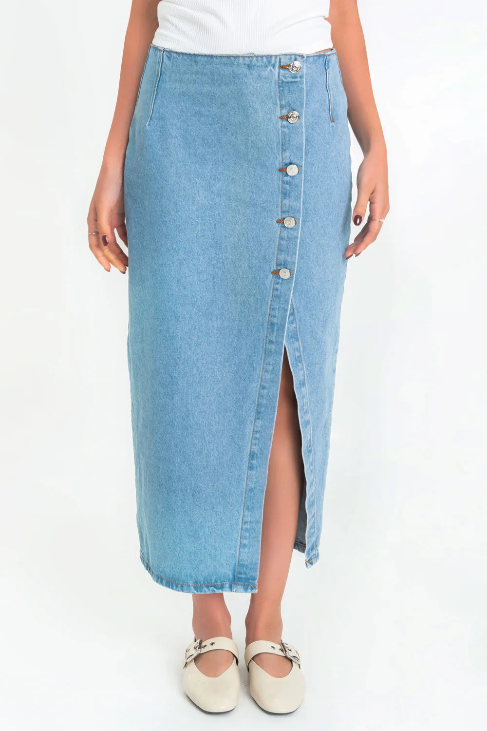 Falda midi ajustada de denim botones