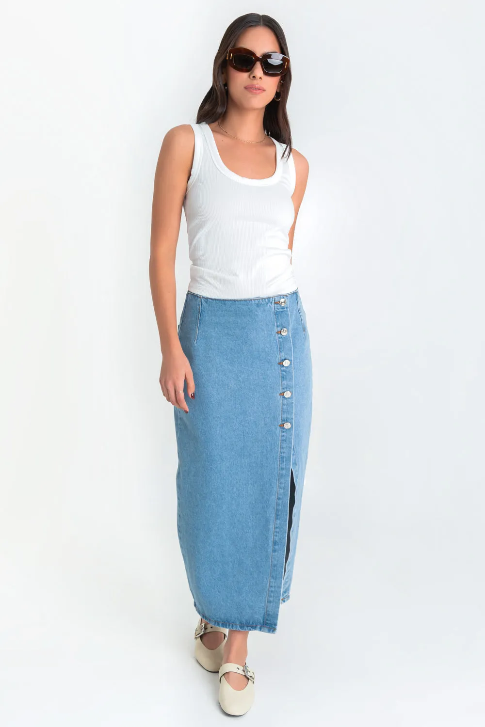 Falda midi ajustada de denim botones