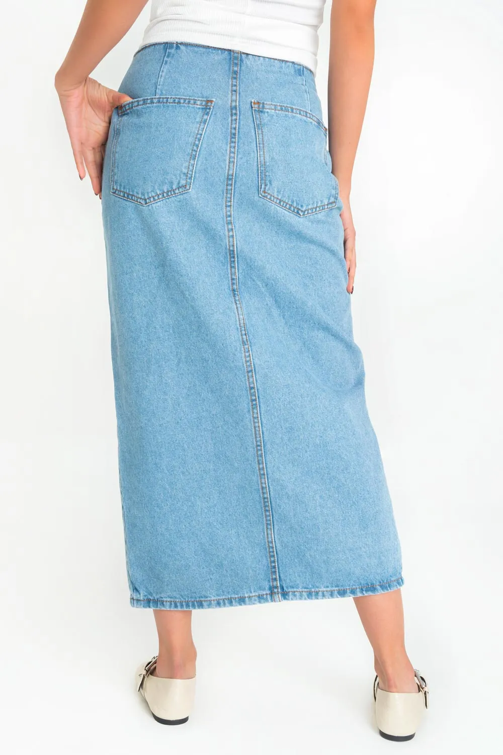 Falda midi ajustada de denim botones