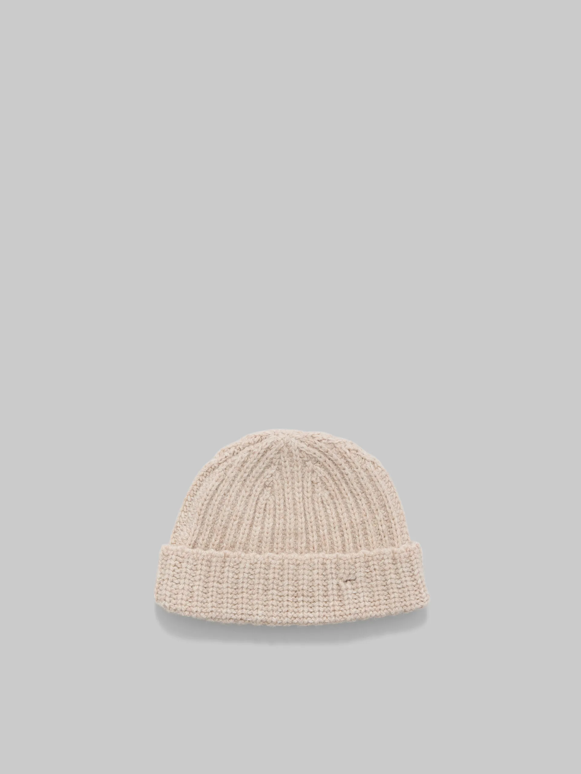 Gorro color crema de lana Shetland con bordado Marni Mending