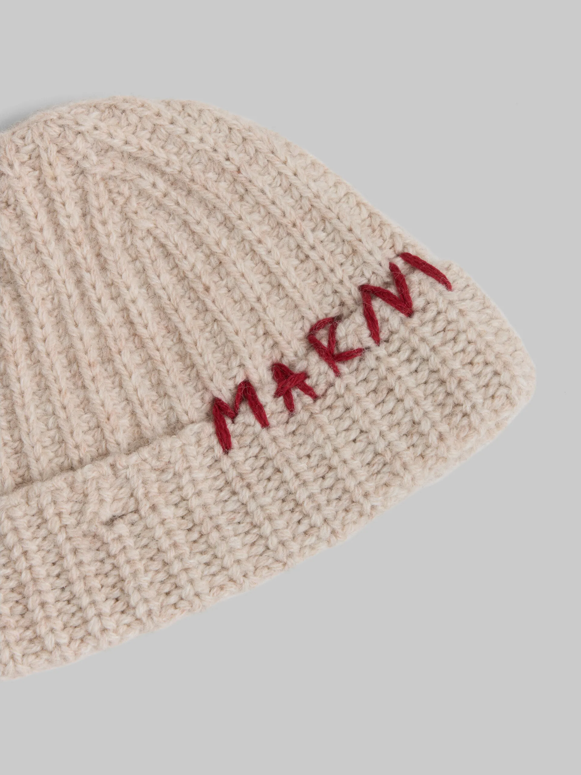 Gorro color crema de lana Shetland con bordado Marni Mending