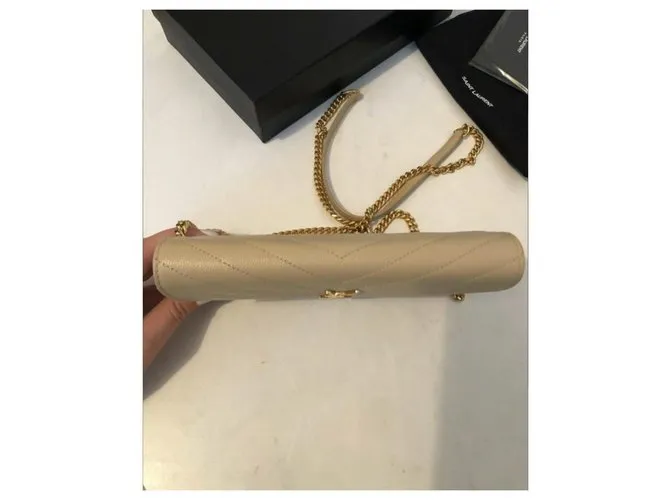 Saint Laurent Sobre de cadena billetera Beige 