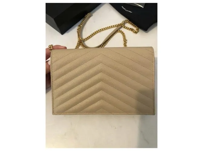 Saint Laurent Sobre de cadena billetera Beige 