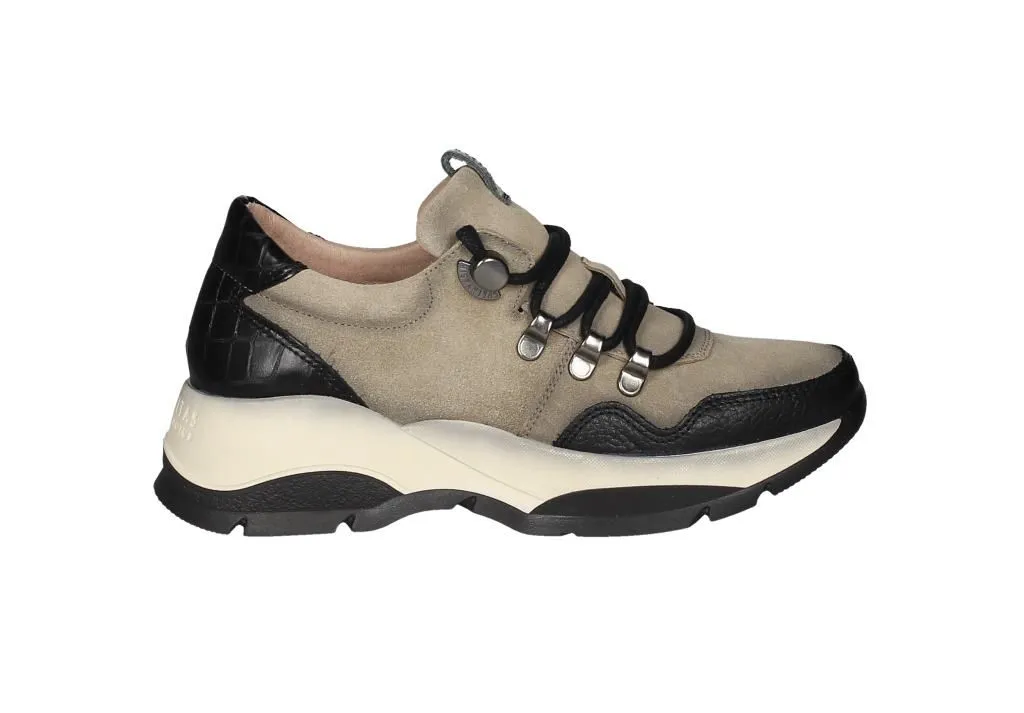 Sneaker Nobuck Taupe Talon Piel Coco y Puntera Negra