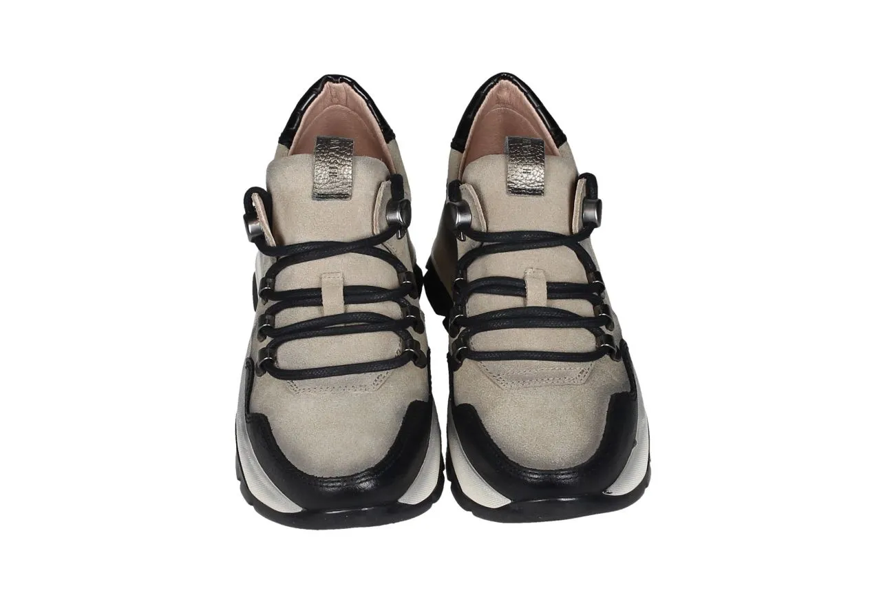 Sneaker Nobuck Taupe Talon Piel Coco y Puntera Negra